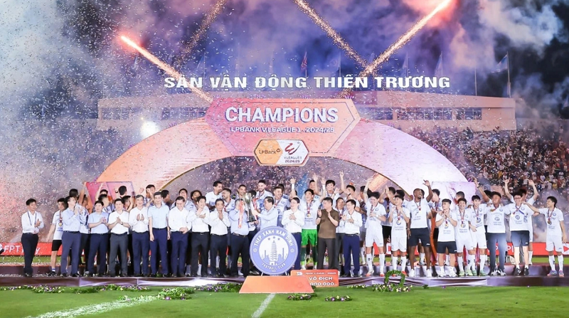 lan-song-viet-kieu-va-ngoai-binh-trieu-do-thoi-lua-v-league-2025-2026